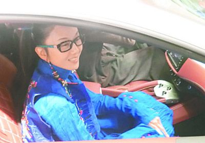 Китайская танцовщица Ян Липин посетила автовыставку Феррари с корзиной для овощей 