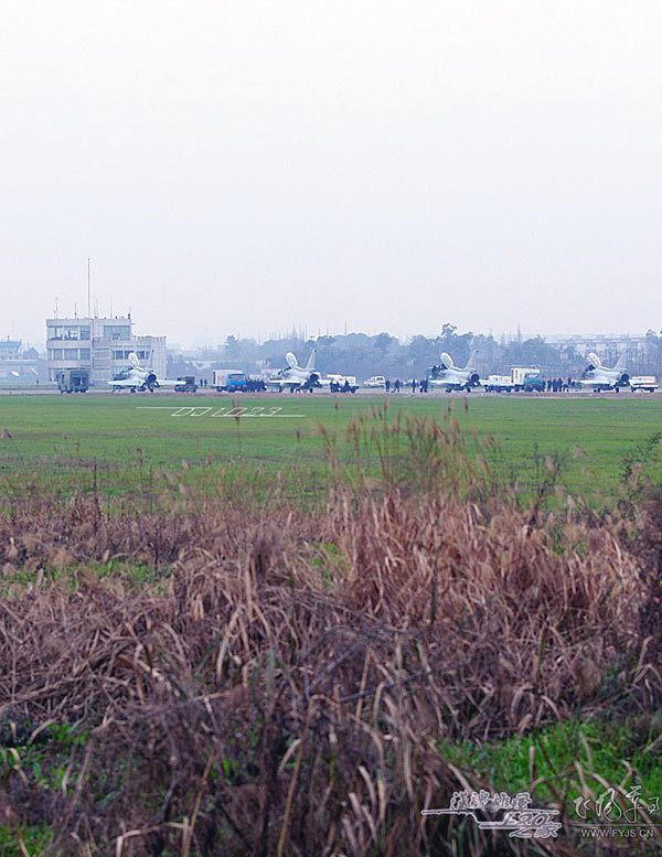 Испытательный полет истребителя «Цзянь-10» перед вывозом с завода