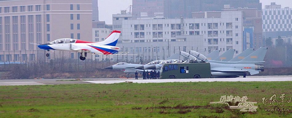 Испытательный полет истребителя «Цзянь-10» перед вывозом с завода