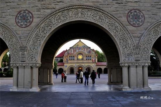 Самый красивый университет США: 28 миллиардеров оконичили этот университет 