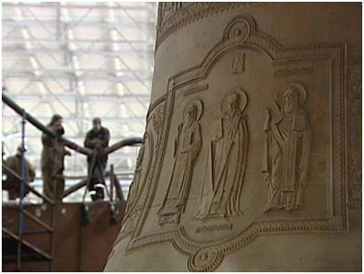 Колокол, который называется «Соборный», сделан из меди и украшен ликами святых. Весит он 64 тонны.