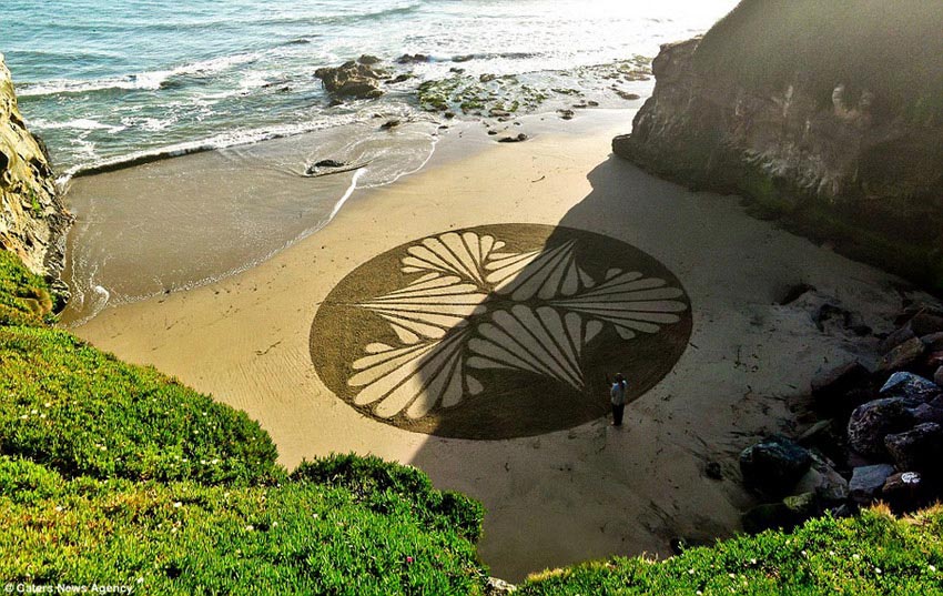 Американский художник Андрес Амадор (Andres Amador) создает самые недолговечные на Земле. Его холст – песочные пляжи Сан-Франциско во время отлива. А время от отлива до прилива – и есть срок существования его рисунков. После чего картины начисто смывает водой.