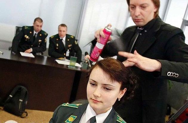 Красивые женщины-полицейские в аэропорту Украины 