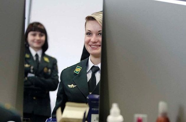 Красивые женщины-полицейские в аэропорту Украины