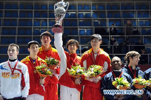  В финале соревнований китайские саблисты Чжун Мань, Ван Цзинчжи, Лю Сяо и Цзян Кэлюй победили сборную России со счетом 45:44.