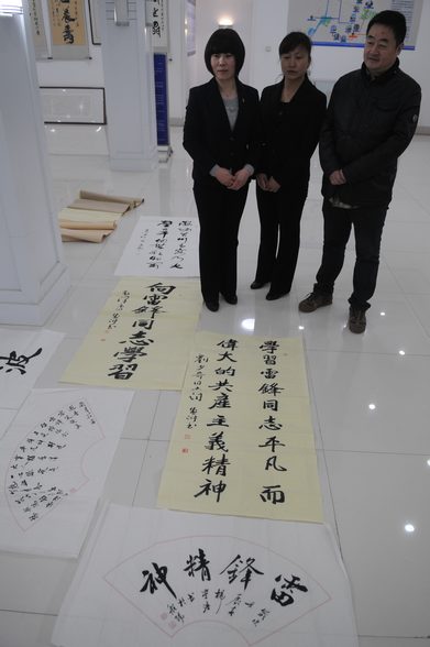 Цзычуань провинции Шаньдун: Престарелые каллиграфы подарили свои работы кварталу в рамках мероприятия «Учиться у Лэй Фэна»