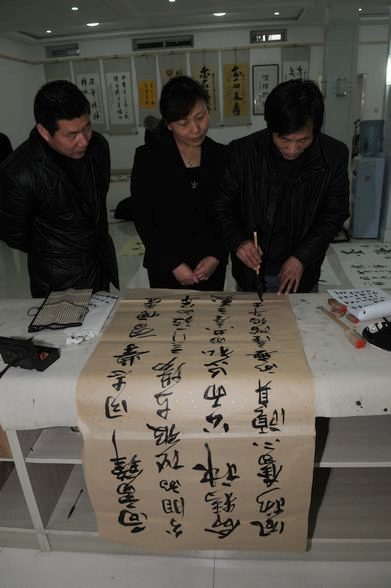 Цзычуань провинции Шаньдун: Престарелые каллиграфы подарили свои работы кварталу в рамках мероприятия «Учиться у Лэй Фэна»
