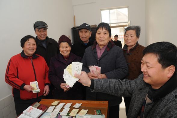 Пожилые жители села Цюаньтоу Цзычуаня провинции Шаньдун ежемесячно получают талоны на маньтоу и пособия для престарелых