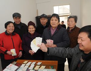 Пожилые жители села Цюаньтоу Цзычуаня провинции Шаньдун ежемесячно получают талоны на маньтоу и пособия для престарелых