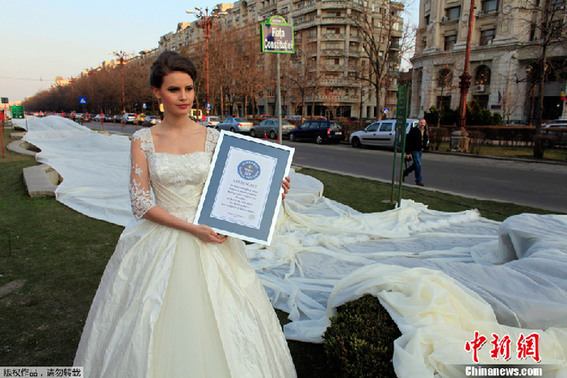 В Румынии создали самое длинное свадебное платье 1