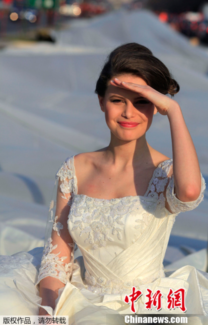 В Румынии создали самое длинное свадебное платье 2