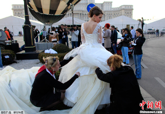 В Румынии создали самое длинное свадебное платье 4