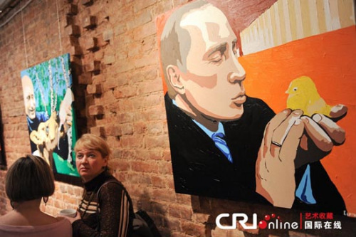 В общей сложности, выставлено 12 картин, в том числе, и портрет маслом, на котором изображен Путин в слезах во время выступления с речью после победы на президентских выборах. 
