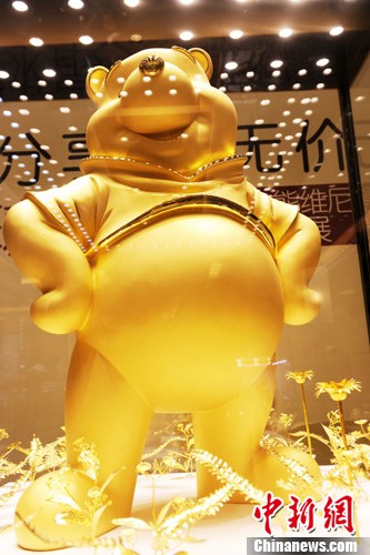 22 марта на улице Чуньсилу в одном магазине золотых драгоценностей в городе Чэнду медведь Винни Пух из 16,8 кг. золота привлек внимание многих людей. 