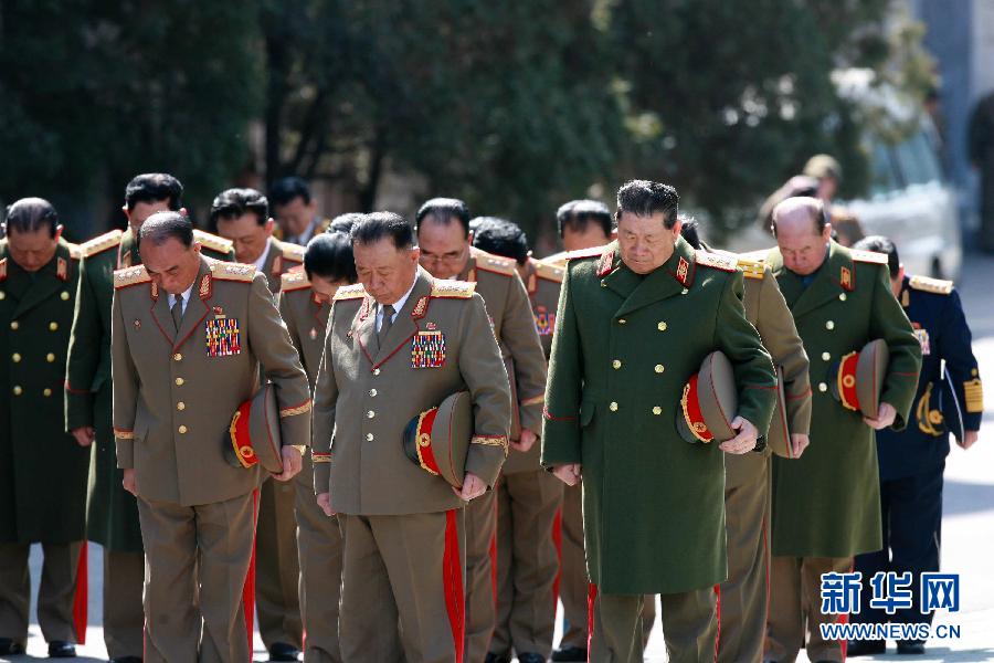 В воскресенье на площади имени Ким Ир Сена состоялась траурная церемония по случаю 100 дней после кончины Ким Чен Ира. В мероприятии участвовали Ким Чен Ын и другие руководители Трудовой партии Кореи /ТПК/, правительства и армии КНДР.
