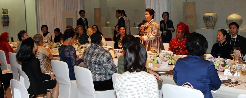 Первая леди Южной Кореи приняла делегацию первых леди в рамках Форума по ядерной безопасности 3
