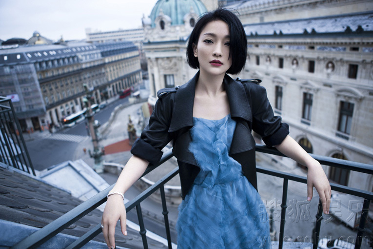 Милая Чжоу Сюнь в Париже