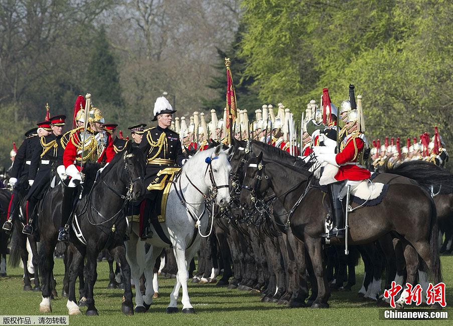 28 марта в лондонском «Гайд-парке» командир Британского королевского кавалерийского полка, генерал-майор Джордж Нортон совершил обход кавалерии, которая будет обеспечивать безопасность королевы Великобритании Елизаветы II на церемонии открытия Олимпиады-2012.