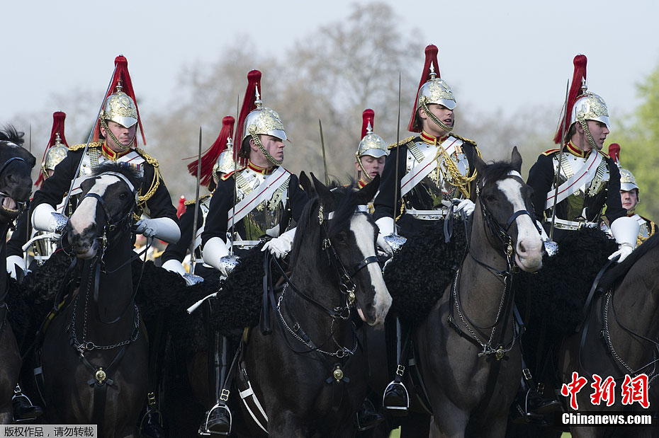 28 марта в лондонском «Гайд-парке» командир Британского королевского кавалерийского полка, генерал-майор Джордж Нортон совершил обход кавалерии, которая будет обеспечивать безопасность королевы Великобритании Елизаветы II на церемонии открытия Олимпиады-2012.