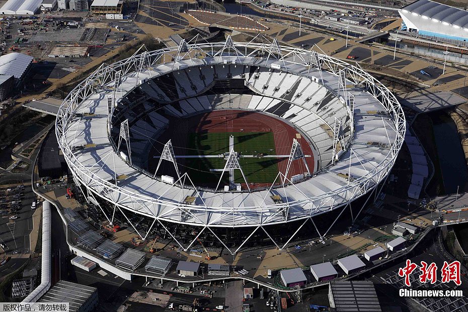 Фото с самолета: Олимпийский стадион, где состоятся церемонии открытия и закрытия Олимпиады-2012 в Лондоне.(27 марта)