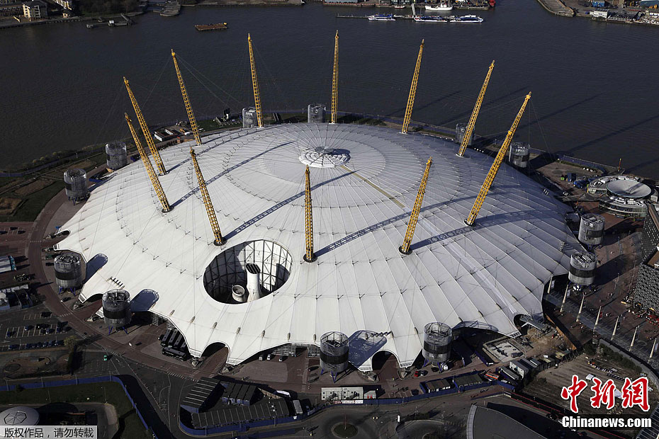 Фото с самолета: Стадион «North Greenwich Arena» для Олимпийских игр-2012 в Лондоне, где будут проходить соревнования по художественной гимнастике и баскетболу. (27 марта)
