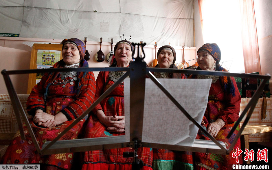 На фото: 15 марта, российский коллектив «Бурановские бабушки» репетирует.