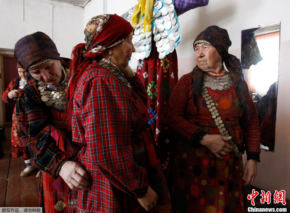 На фото: 15 марта, члены российского коллектива «Бурановские бабушки» меняют одежду во время репетиции.