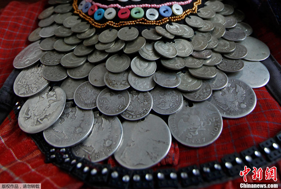 На фото: семейная реликвия российского коллектива «Бурановские бабушки» – ожерелье из монет. Они носят ожерелья, выступая на сцене. 