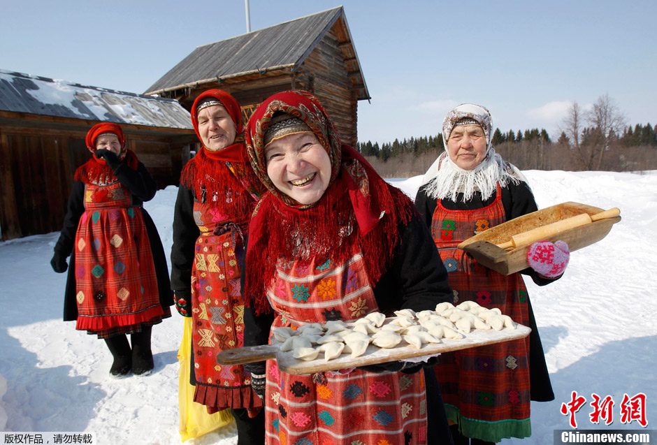 На фото: 15 марта, российский коллектив «Бурановские бабушки» делает пельмени. 