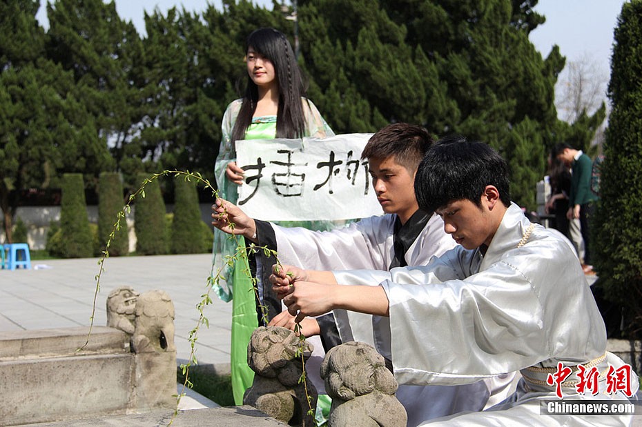 Студенты призывают к экологическому проведению праздника «Цинмин»2