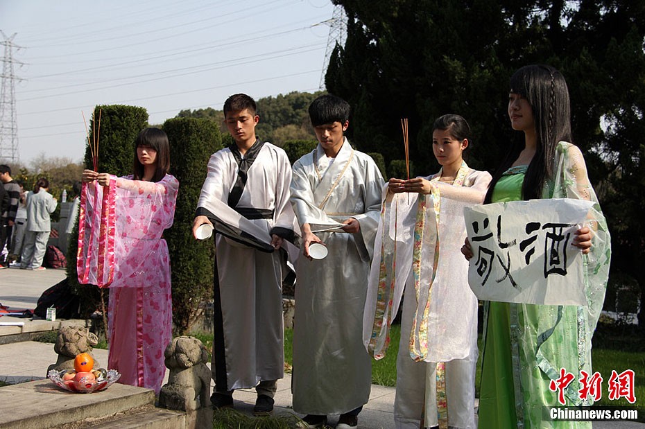 Студенты призывают к экологическому проведению праздника «Цинмин»3