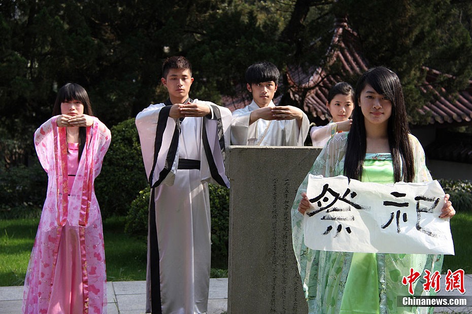 Студенты призывают к экологическому проведению праздника «Цинмин»4