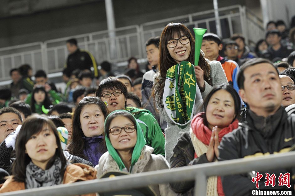 Страстные болельщицы на матче Китайской футбольной суперлиги 30 марта