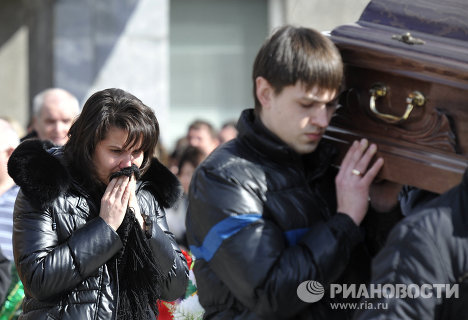 Похороны девяти погибших в авиакатастрофе пассажирского самолета прошли в Тюмени в среду. 
