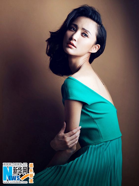 Красавица Чжан Синьи на обложке модного журнала