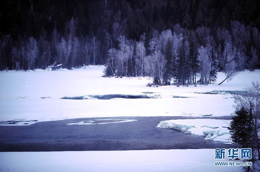 Красивое озеро Канас, покрытое под снегом