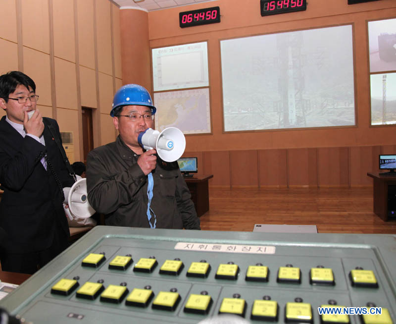 8 апреля КНДР выделила специальный поезд для доставки иностранных журналистов на стартовую площадку Тончан-ни в уезде Чхольсан провинции Пхенан- Пукдо. Там они посетили командный пункт и пусковую башню.