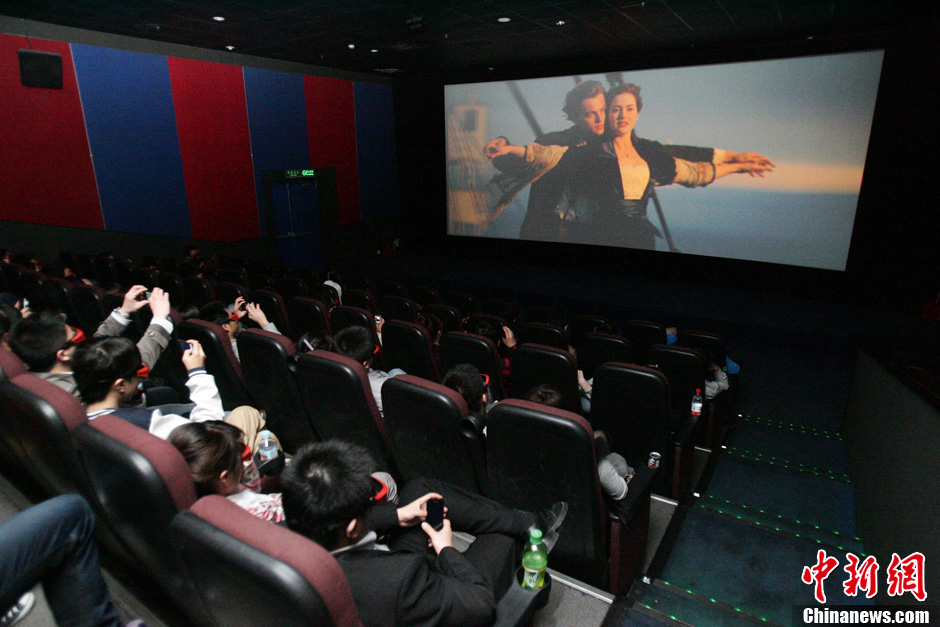 По словам сотрудников кинотеатров, на премьере фильма «Титаник» посещаемость достигла 100%, большинство из зрителей - молодые пары. 