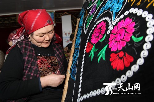 Казахские женщины в Синьцзяне зарабатывают более 10. млн. юаней ручной вышивкой 1