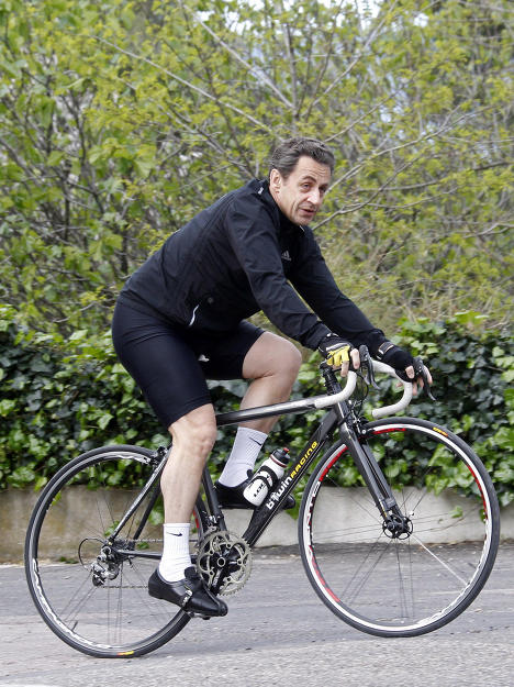  Саркози часто ездит на велосипеде, но в отличие от 'простых смертных' делает он это в сопровождении телохранителей, которые в кадр не попали.