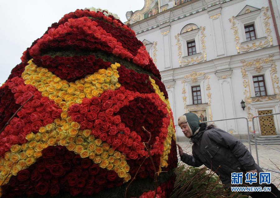 Яйцо высотой более двух метров и весом 500 килограммов появилось на главной площади Киево- Печерской Лавры во вторник, 10 апреля. 