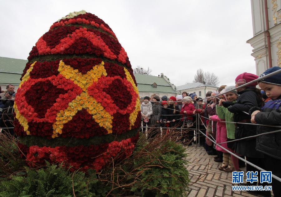 Яйцо высотой более двух метров и весом 500 килограммов появилось на главной площади Киево- Печерской Лавры во вторник, 10 апреля. 