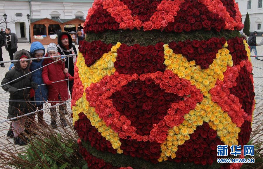 Гигантскую писанку создали флористы – из белых, желтых, красных и оранжевых живых роз, сообщило РИА Новости. 