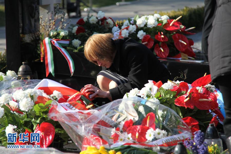 10 апреля /Синьхуа/ -- По всей Польше сегодня проводятся различные мероприятия в память о второй годовщине авиакатастрофы под Смоленском.