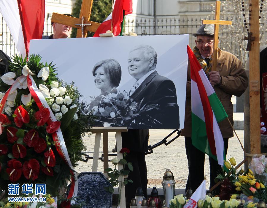 Премьер-министр Дональд Туск и другие члены правительства возложили венки к могилам жертв трагедии на столичном военном кладбище Повонзки.