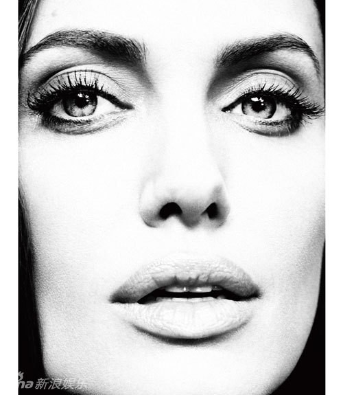 Фото: Сексуальная Анджелина Джоли в черно-белом 1
