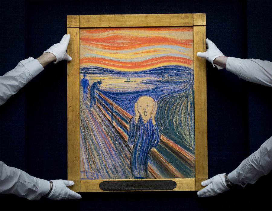 На фото: 12 апреля, в аукционном доме «Sotheby`s» в центре Лондона сотрудники демонстрируют известную кратину «Крик» норвежского художника Эдварда Мунка.