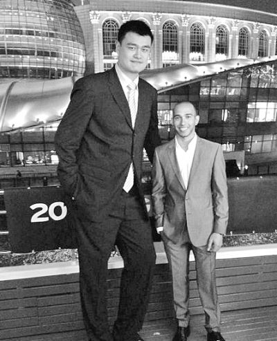 Отправившись в Шанхай, Льюис Хэмилтон сразу навестил известного шанхайского баскетболиста Яо Мина.