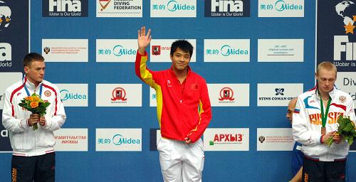 Китайский прыгун в воду Хэ Чун стал победителем на московском этапе Мировой лиги по прыжкам с 3- метрового трамплина, набрав 497,65 балла.