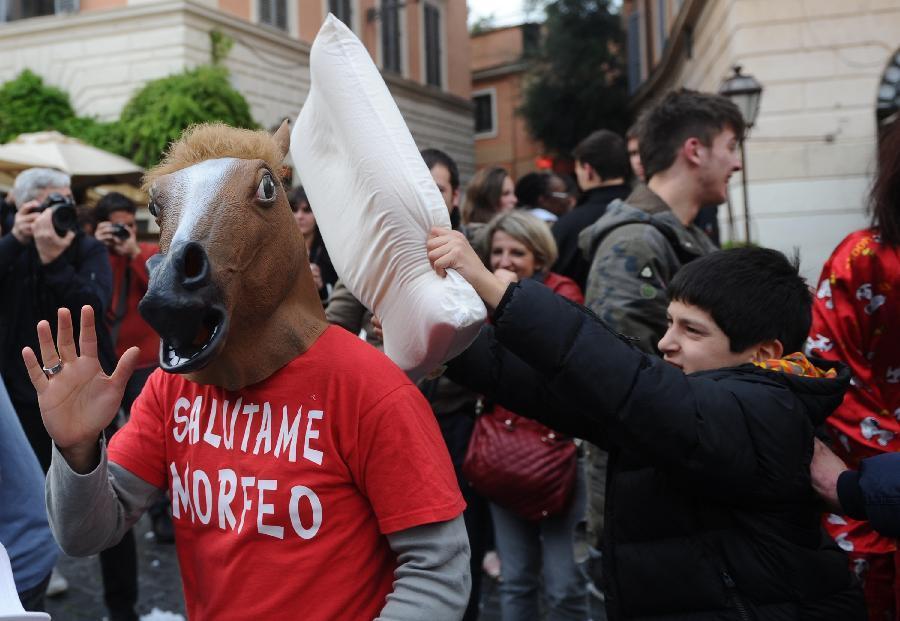 15 апреля на улицах столицы Италии состоялся &apos; Бой подушками&apos;.